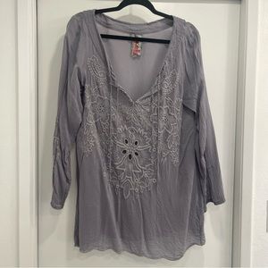 Johnny Was medium soft gray tunic. Worn 1-2x. Cute scallop at hem